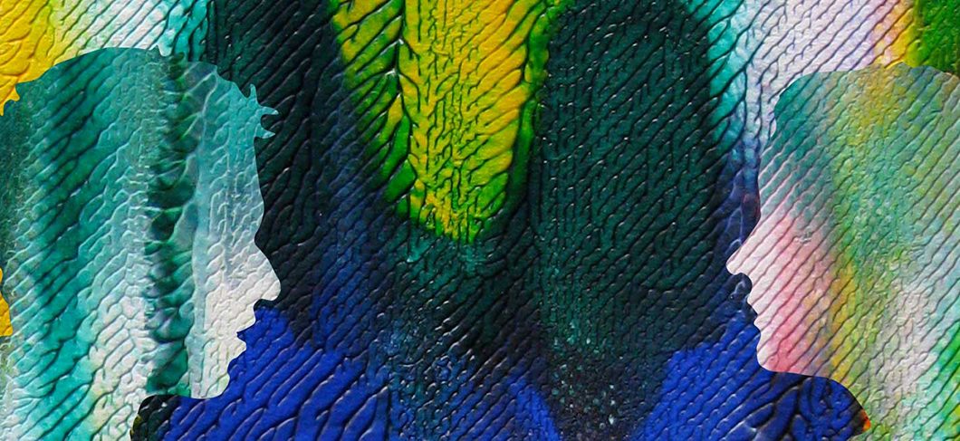 Maalauksessa kaksi ihmistä katsoo toisiaan kohti. Ihmisistä on kuvattu vain pään silhuetti sivuprofiilissa. Kuvassa on vihreän, keltaisen, sinisen ja valkoisen sävyjä ja voimakas tekstuuri.